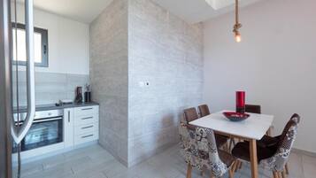 Villa – premium | Eget kjøkken | Spisebord