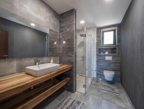 Villa Premium | Bagno | Doccia, asciugacapelli, asciugamani, carta igienica