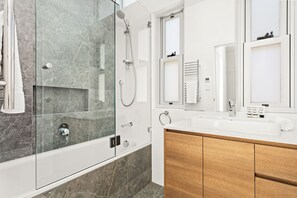 Dusche, Haartrockner, Handtücher