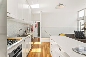 Refrigerador, microondas, horno, placa de cocina