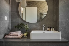 Dusche, Haartrockner, Handtücher