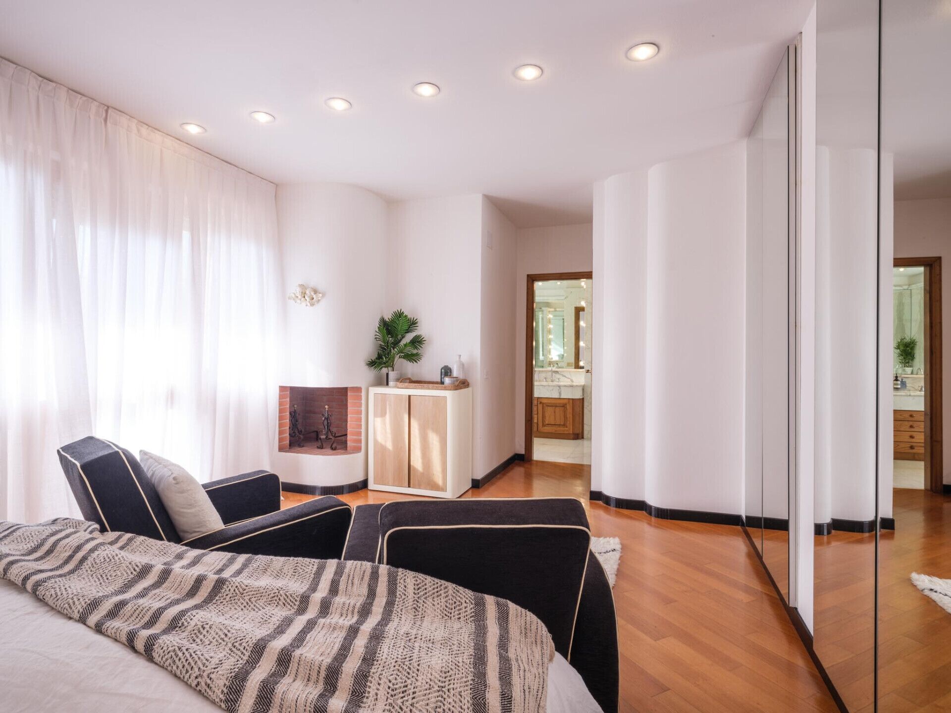 7 bedrooms, iron/ironing board, WiFi, bed sheets