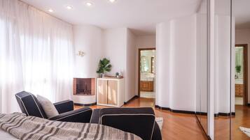 7 bedrooms, iron/ironing board, WiFi, bed sheets