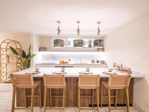 Four à micro-ondes, un four, surface de cuisson, lave-vaisselle