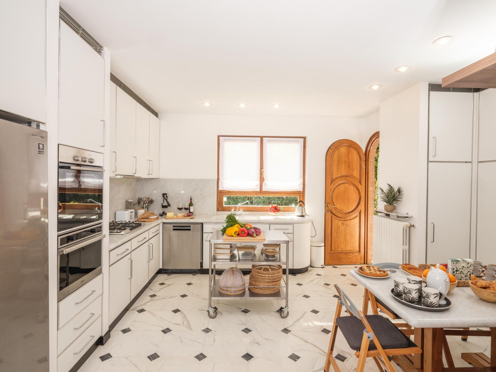 Frigorifero, microonde, forno, piano cottura