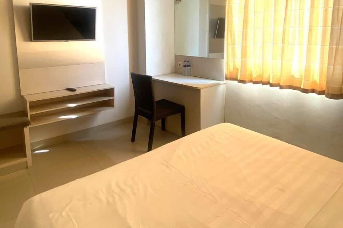 Desk, free WiFi, bed sheets