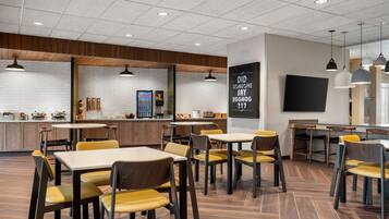 Un restaurant moderne au design épuré et minimaliste, agrémenté d’éléments en bois et offrant différents types de sièges.
