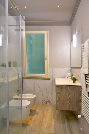 Shower, hair dryer, bidet, towels - Villa Allegra - Homelike Villas (Bibbona)