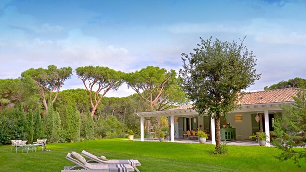 A villa with a covered patio, outdoor seating, and a well-maintained lawn. - Villa Allegra - Homelike Villas (Bibbona)