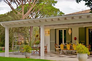 Outdoor dining - Villa Allegra - Homelike Villas (Bibbona)
