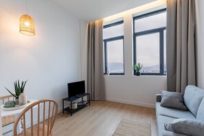 Suite – panorama, 1 dobbeltseng | Oppholdsområde | En 140-centimeters smart-TV med digitale kanaler