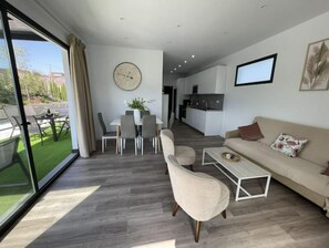 Smart TV, fireplace, books