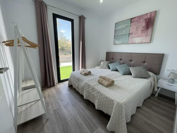 2 bedrooms, desk, iron/ironing board, travel crib