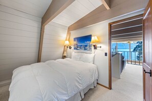 2 bedrooms, desk, free WiFi, bed sheets - Livin' on the Edge | Luxury With Hot Tub (Crystal Bay)