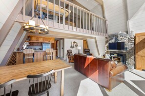 Smart TV, fireplace - Livin' on the Edge | Luxury With Hot Tub (Crystal Bay)