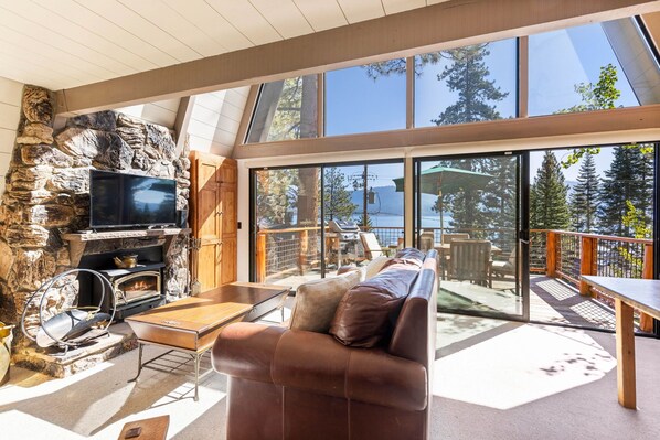 Smart TV, fireplace - Livin' on the Edge | Luxury With Hot Tub (Crystal Bay)