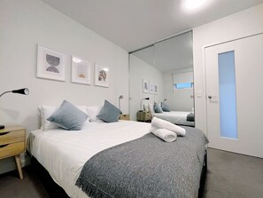 2 soverom, skrivebord, strykejern/-brett og wi-fi (inkludert)