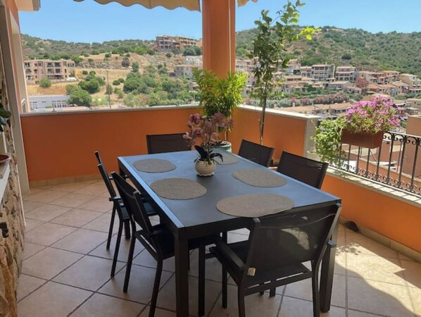 Outdoor dining - Appartement Calme,vue Panoramique à 100m du Centre (Villasimius)