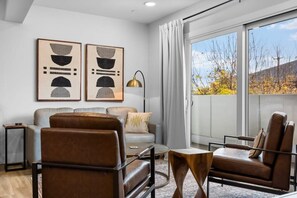 Televisión y oficina 