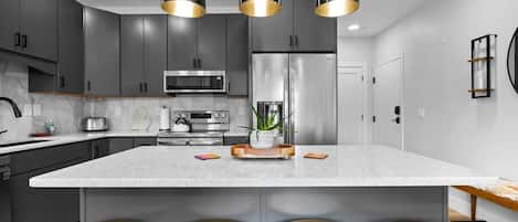 Køleskab, mikrobølgeovn, ovn, kogeplade