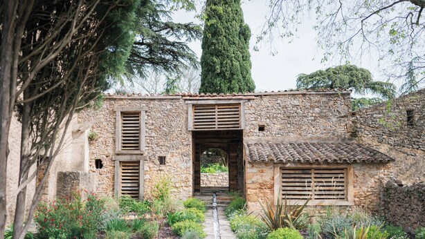 A stone building with a tiled roof, wooden shutters, and a stone pathway leading to the entrance. - Authentique Bastide Provençale au Cœur des Vignes D'un Domaine (Carcès)