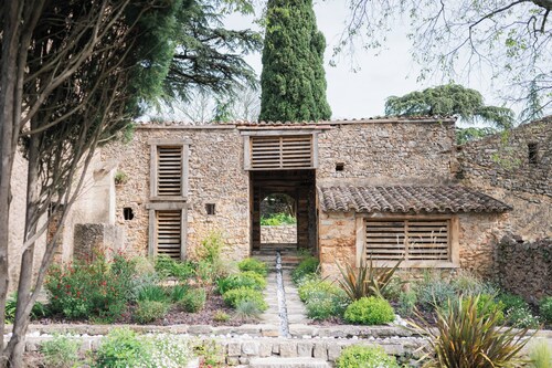 Bastide provençale au cœur d'un domaine viticole, piscine jacuzzi salle de sport