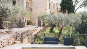 A stone building with a pool and outdoor seating. - Authentique Bastide Provençale au Cœur des Vignes D'un Domaine (Carcès)