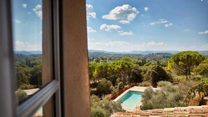 A view of a swimming pool surrounded by trees and a mountainous landscape. - Authentique Bastide Provençale au Cœur des Vignes D'un Domaine (Carcès)