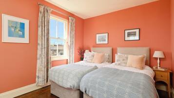 3 quartos, individualmente decorados, individualmente mobiliados