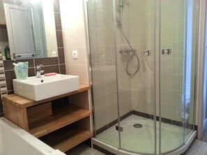 Haartrockner, Handtücher, Toilettenpapier