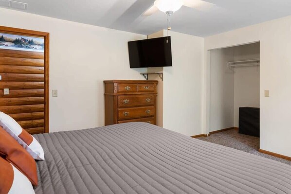 3 bedrooms, desk, iron/ironing board, WiFi