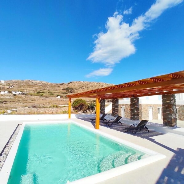 Seasonal outdoor pool - Experience Ruby Paradise w Shared Pool (Mykonos)