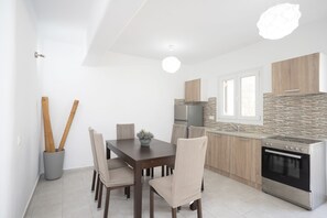 Appartement | Privékeuken | Een koelkast/vriezer, een oven, een waterkoker, een broodrooster