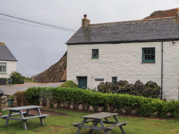 Corner Cottage - Porthcurno