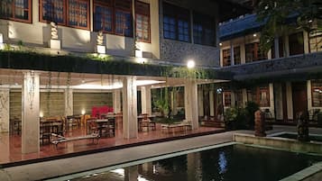 Hồ bơi ngoài trời