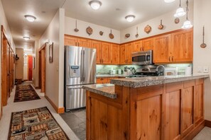 Fridge, microwave, oven, stovetop - Winter Availability! Updated Townhome! Short walk to Eagle Chair Lift! (Mammoth Lakes)