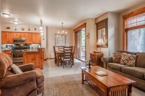 Smart TV, fireplace - Winter Availability! Updated Townhome! Short walk to Eagle Chair Lift! (Mammoth Lakes)