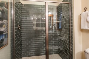 Douche, sèche-cheveux, serviettes fournies