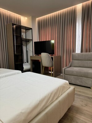Standard Twin Room | Minibar, in-room safe, desk, laptop workspace - Olia Residence (Tirana)