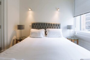Apartament bàsic, 2 llits dobles | 2 dormitoris i espai de treball apte per a portàtils