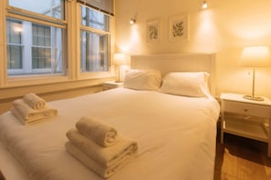 Apartamento básico, 2 camas de casal | 2 quartos, espaço de trabalho para notebook