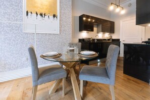 Apartament bàsic, 2 llits dobles | Servei de restauració