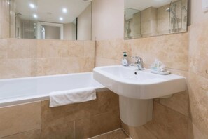 Basic Apartment, 2 Double Beds | Bathroom