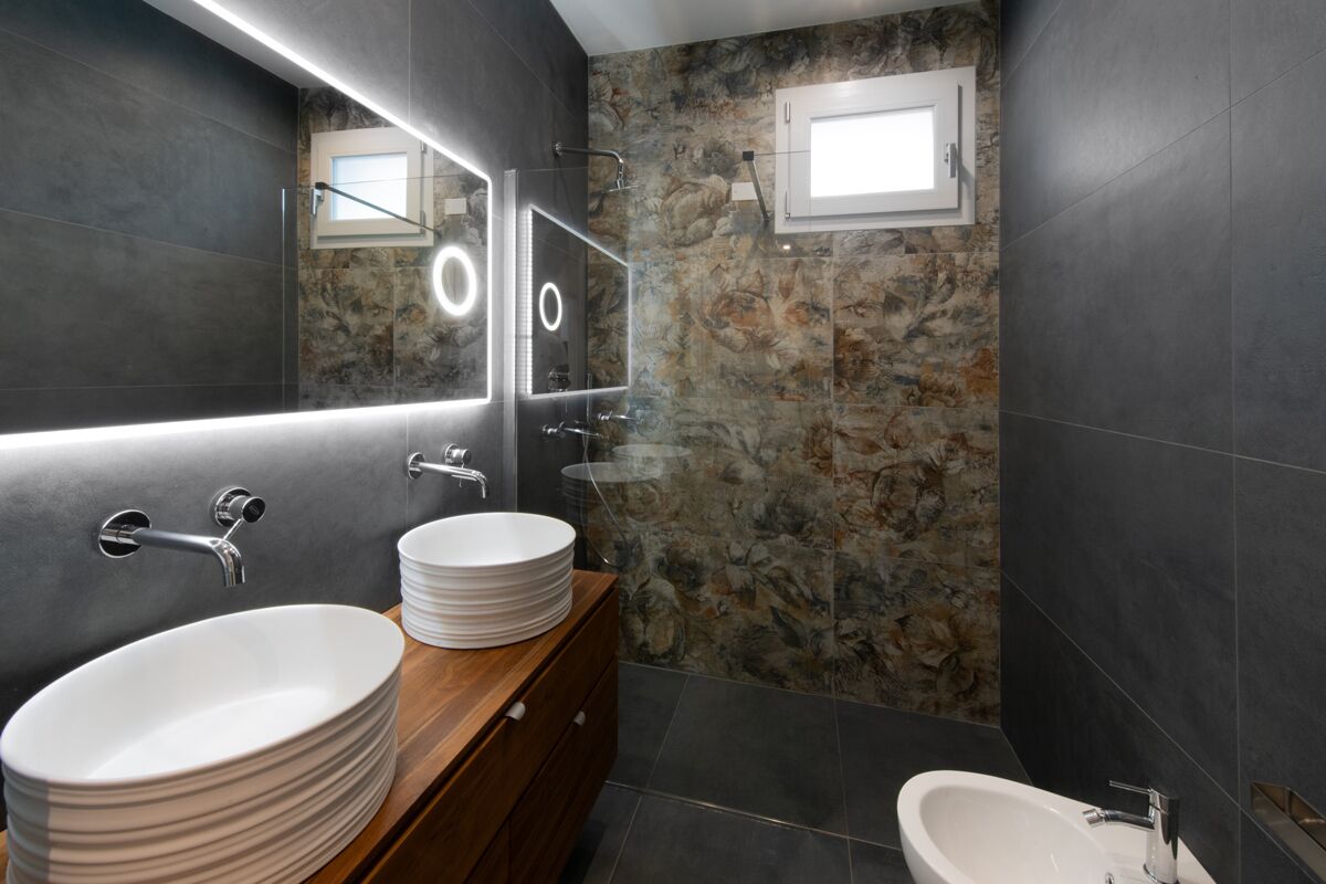 Sèche-cheveux, bidet, serviettes fournies, savon