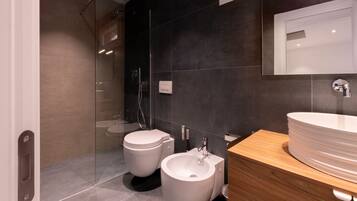 Asciugacapelli, bidet, asciugamani, sapone