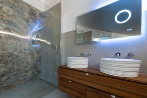 Sèche-cheveux, bidet, serviettes fournies, savon