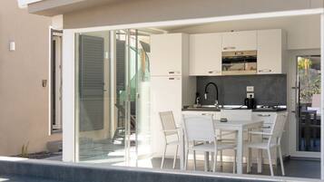 Fridge, microwave, stovetop, dishwasher