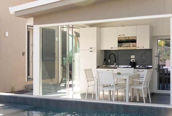 Fridge, microwave, stovetop, dishwasher