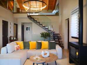 Una Smart TV, una chimenea