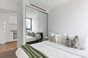 1 bedroom, iron/ironing board, WiFi, bed sheets - A Cozy Apt with City Views Near Crown Casino (Southbank)